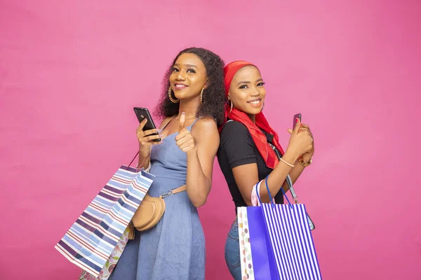 Dos Jóvenes Damas Africanas Felices Posando Con Bolsas Compras Con — Foto de Stock
