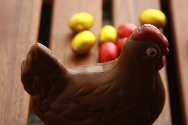 Крупный План Шоколадной Курицы Несущей Пасхальные Яйца — стоковое фото