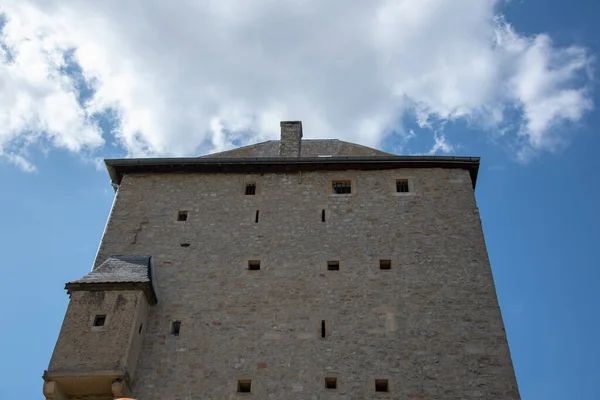 Eine Flache Aufnahme Von Schlupflöchern Einer Mittelalterlichen Burg — Stockfoto