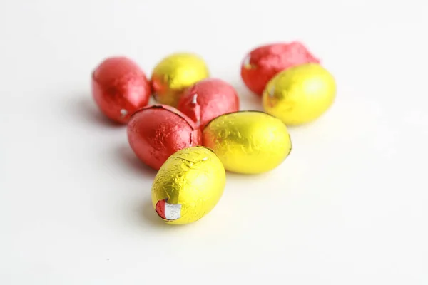 Detailní Záběr Čokoládových Velikonočních Vajec Zabalených Žlutých Červených Papírech — Stock fotografie