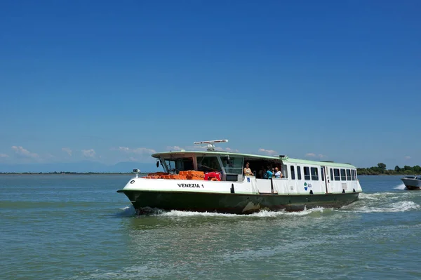 Venice イタリア 2018年6月19日 ヴェネツィアのラグーンを航海する水上バス 蒸気船 の正面 の3分の1ビュー — ストック写真