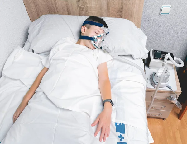 Overhead Shot Child Wearing Nebulizer Mask Sleeping His Hospital Bed — Stock Photo, Image