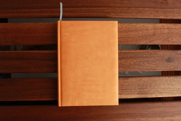 Egy Könyv Tetejére Néző Narancssárga Borítással Egy Felületen — Stock Fotó