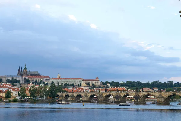 Panoramiczne Ujęcie Mostu Karola Przez Wełtawę Pradze — Zdjęcie stockowe