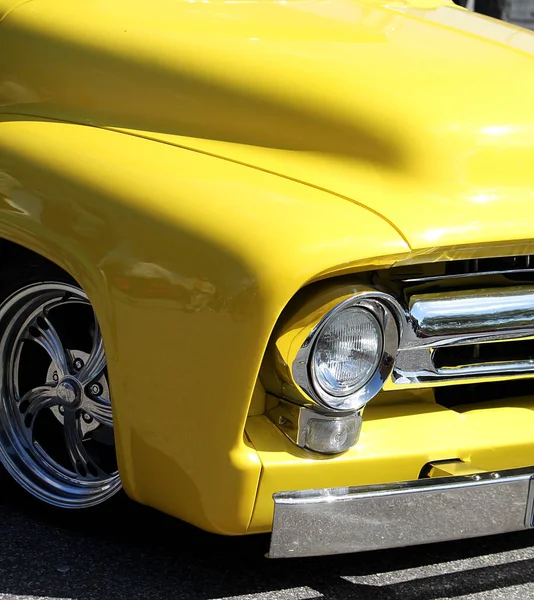 Vertical Closeup Shot Retro Bright Yellow Car — Stock fotografie