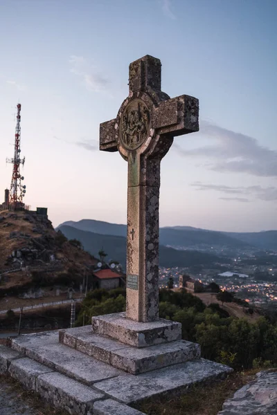 Ένα Άγαλμα Ενός Πέτρινου Σταυρού Στο Λόφο — Φωτογραφία Αρχείου