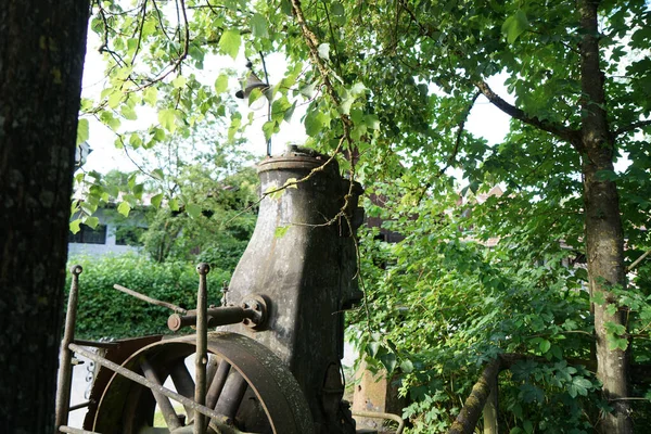 Een Stelletje Oude Gebroken Industriële Delen Een Bos — Stockfoto