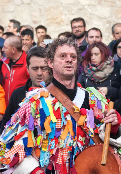 2018年1月18日 贾拉姆普拉斯在Piornal街上跑来跑去 一边打鼓 一边被一群人向他扔来巨大的萝卜的人群追赶 — 图库照片