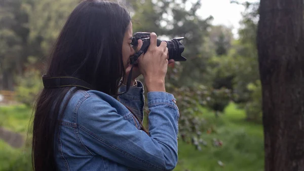 Enfoque Selectivo Una Joven Mujer Posando Calle —  Fotos de Stock