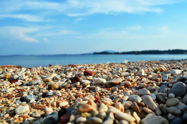 Ένα Κοντινό Πλάνο Των Μικρών Πολύχρωμων Λίθων Στην Ακτή Που — Φωτογραφία Αρχείου