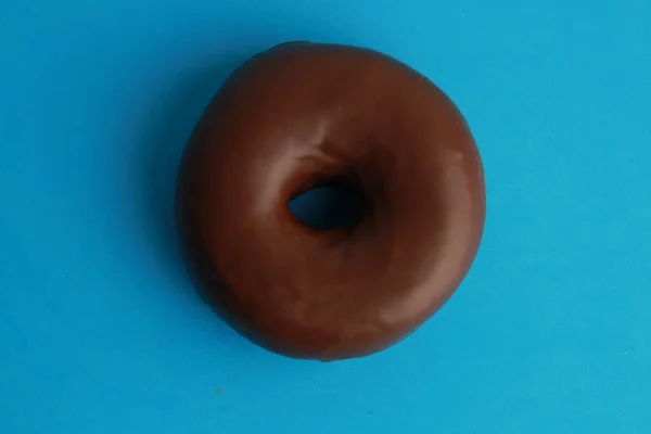 Eine Overhead Aufnahme Eines Schokoladen Donuts Auf Buntem Hintergrund — Stockfoto