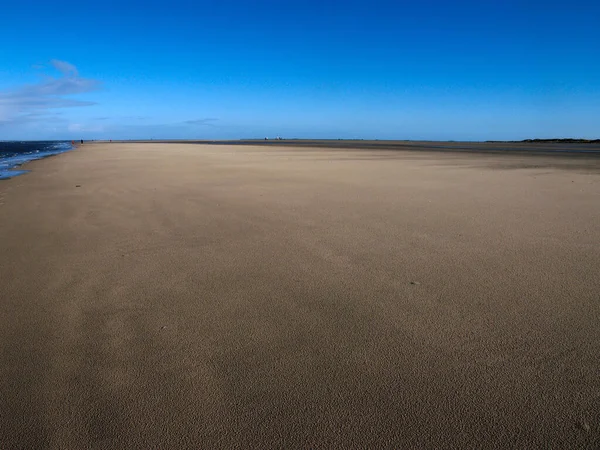 Uma Grande Foto Uma Paisagem Praia Com Belos Céus Azuis — Fotografia de Stock