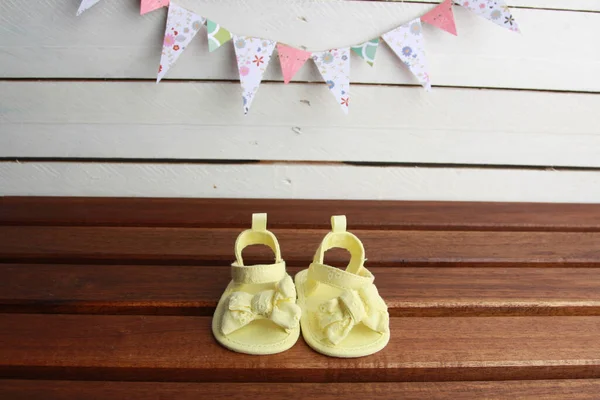 Een Close Shot Van Gele Baby Sandalen Met Een Strik — Stockfoto