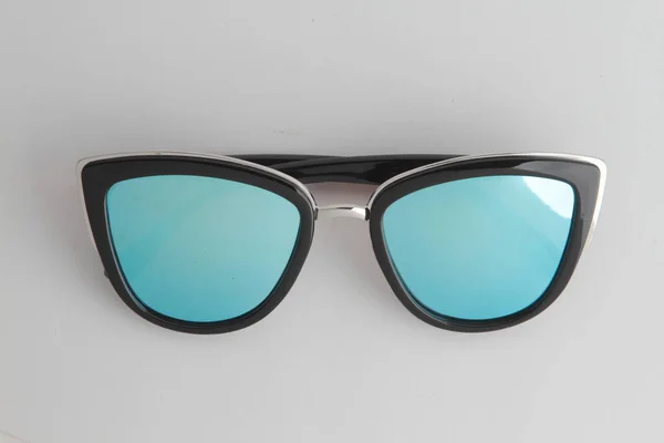 Zbliżenie Ujęcie Modnych Okularów Przeciwsłonecznych Niebieskimi Kryształami — Zdjęcie stockowe
