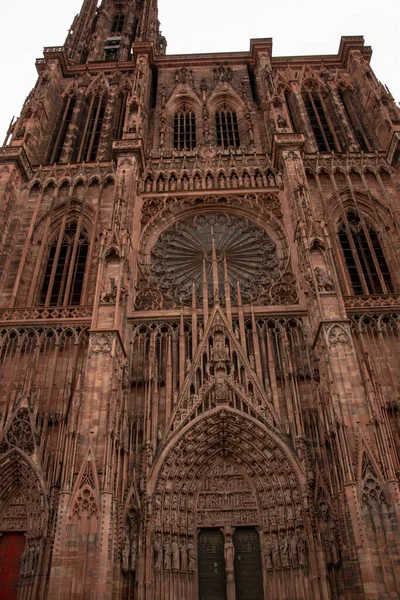 Een Lage Hoek Opname Van Notre Dame Cathedral Strasbourg Frankrijk — Stockfoto