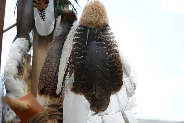 Nahaufnahme Von Vogelfedern Die Auf Dem Markt Hängen — Stockfoto