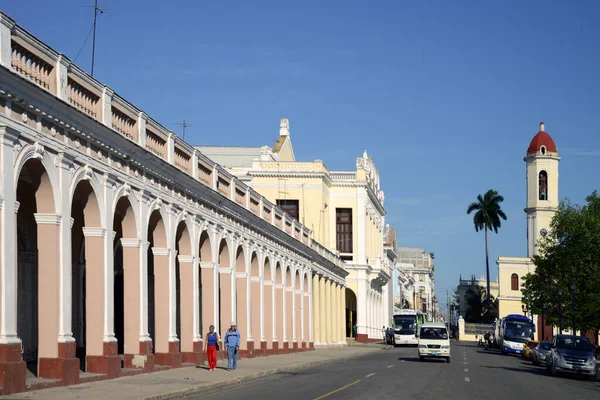 Cienfuegos Cuba 2013年3月4日 キューバのシエンフエゴスにあるアヴェンダ56 アーチの後 と右側 木の後 の大聖堂 — ストック写真