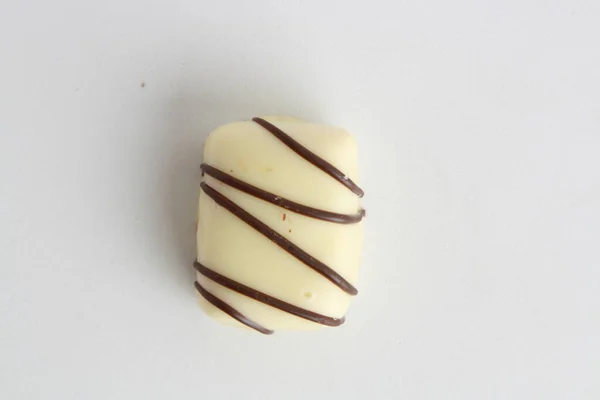 Eine Nahaufnahme Von Oben Mit Köstlichen Schokoladenbonbons Auf Einer Weißen — Stockfoto