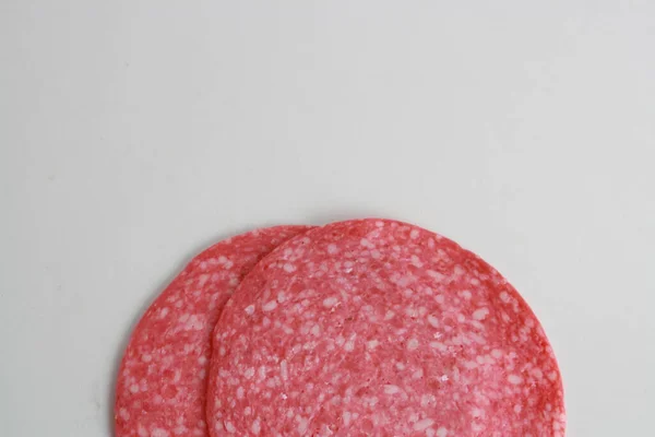 Een Close Shot Van Salami Plakjes Een Witte Achtergrond — Stockfoto