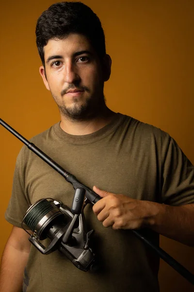 Retrato Jovem Caucasiano Posando Com Uma Vara Pesca — Fotografia de Stock