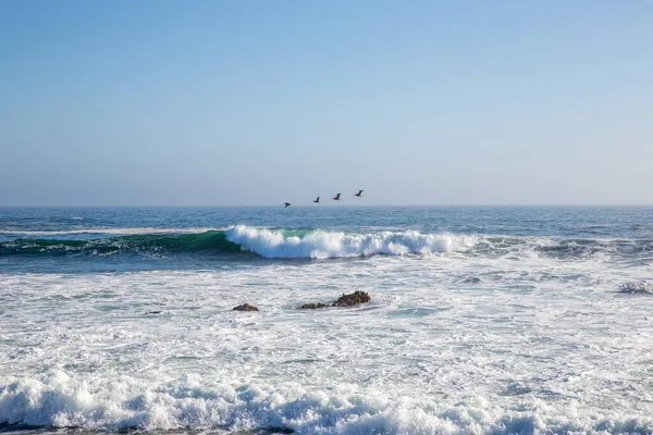 Μια Όμορφη Φωτογραφία Μιας Κυματισμένης Θάλασσας Κάτω Από Έναν Καταγάλανο — Φωτογραφία Αρχείου
