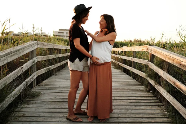 素敵な妊娠中のカップルの魅惑的なショット レズビアン家族のコンセプト — ストック写真
