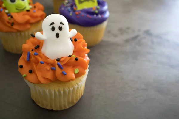 Gros Plan Cupcakes Halloween Avec Des Garnitures Fantasmagoriques Colorées Sur — Photo