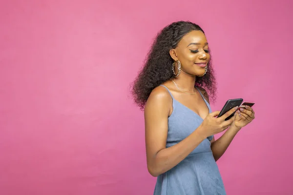 Una Joven Africana Que Compra Línea Con Smartphone Una Tarjeta — Foto de Stock