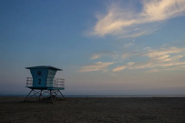 Wide Shot Lone Lifeguard Tower Empty Beach Beautiful Cloudscape — Stock Photo, Image