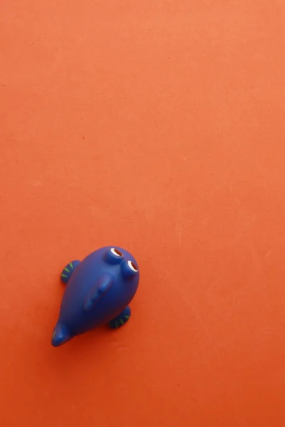 Horní Pohled Modrou Hračku Ryby Pro Vanu Oranžovém Pozadí — Stock fotografie