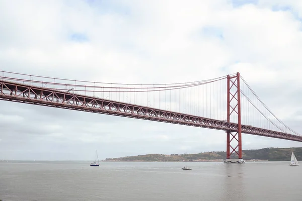 Ponte Abril Sobre Rio Tejo Sob Céu Nublado Lisboa Portugal — Fotografia de Stock