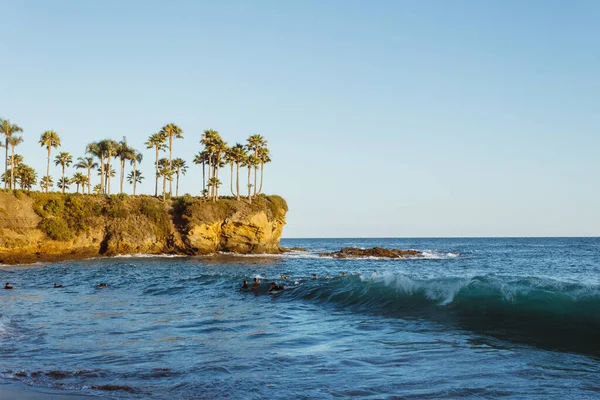 Величественный Снимок Пляжа Лагуна Идеальными Волнами Серфинга Деревьями Вдоль Береговой — стоковое фото
