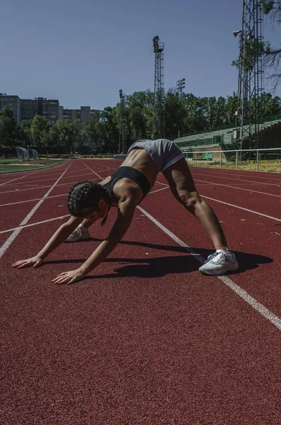 Plano Vertical Una Joven Hispana Haciendo Ejercicio Aire Libre — Foto de Stock