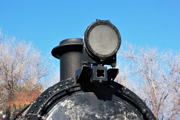 バヒア ブランカ アルゼンチン市内の機関車の上に古いランプが付いている古い列車 — ストック写真