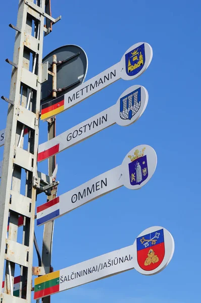 Wenecja Πολωνία Αυγούστου 2020 Πινακίδες Που Δείχνουν Διαφορετικές Σημαίες Στο — Φωτογραφία Αρχείου