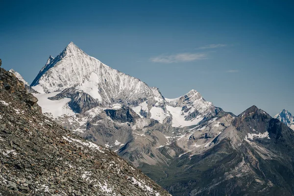 瑞士瓦莱城一座著名的高山峰威斯平峰 4506米 的美丽景色 高耸锐利的白雪覆盖在蓝天下的威斯敏山 — 图库照片