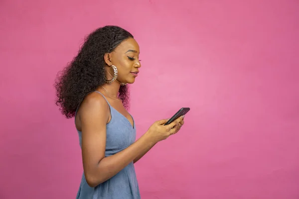 Una Hermosa Joven Africana Usando Teléfono Móvil — Foto de Stock