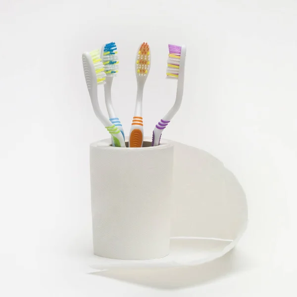 Ένα Κοντινό Πλάνο Πολύχρωμες Οδοντόβουρτσες Ρολό Χαρτιού Υγείας Απομονωμένο Λευκό — Φωτογραφία Αρχείου