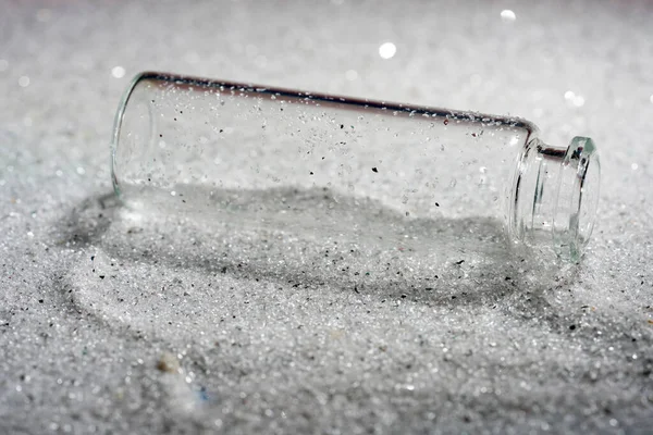 濡れた表面にガラスのアンプルのクローズアップショット — ストック写真