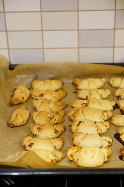 Una Toma Vertical Galletas Kifli Horno Rellenas Mermelada Papel Pergamino — Foto de Stock