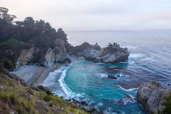 Piękne Skaliste Wybrzeże Malowniczym Widokiem Mcway Falls Big Sur Kalifornia — Zdjęcie stockowe