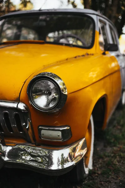 Pystysuora Kuva Vanhasta Keltaisesta Vintage Autosta — kuvapankkivalokuva