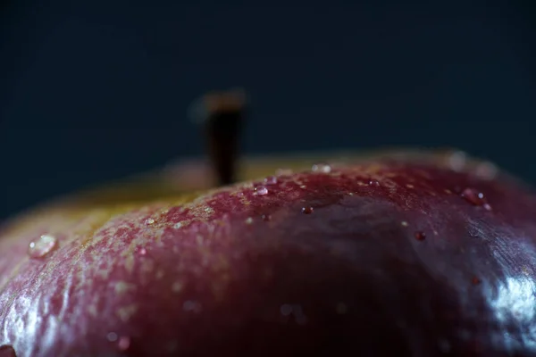 Gros Plan Une Surface Pomme Avec Des Gouttelettes Eau Dessus — Photo