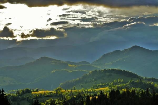 구름낀 삼림으로 뒤덮인 산들의 아름다운 — 스톡 사진