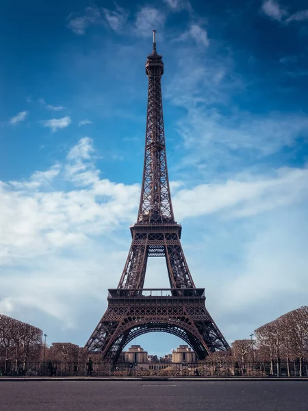 Eine Schöne Vertikale Aufnahme Des Eiffelturms Vor Strahlend Blauem Himmel — Stockfoto
