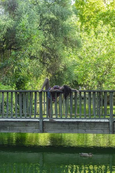 Eine Vertikale Aufnahme Attraktiver Frauen Die Auf Einer Brücke Posieren — Stockfoto