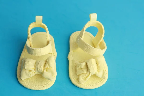 Een Close Shot Van Gele Baby Sandalen Met Een Strik — Stockfoto