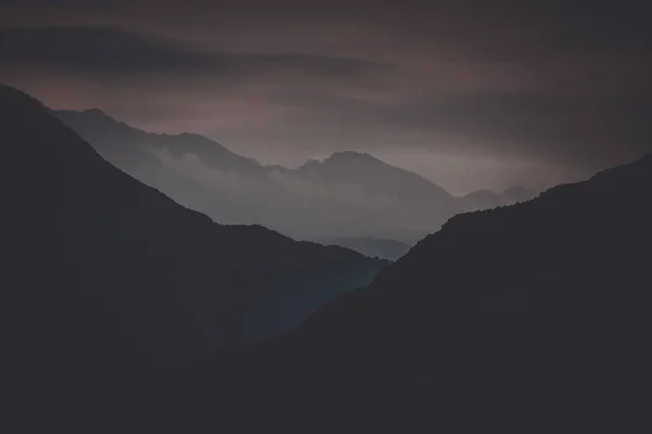 Vacker Bild Bergslandskap Och Skylandskap Ett Dimmigt Väder — Stockfoto