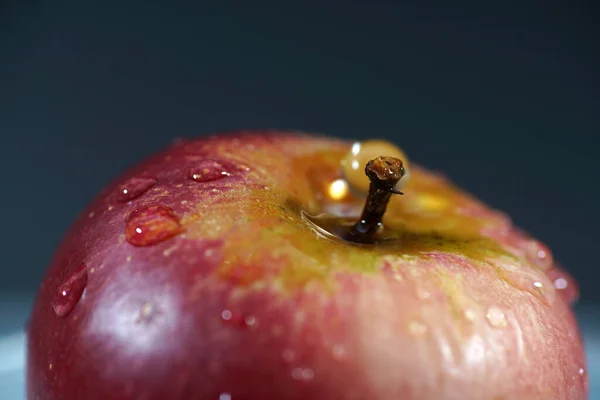 Üzerinde Damlacıkları Olan Kırmızı Bir Elma Yüzeyinin Yakın Çekimi — Stok fotoğraf