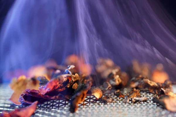 화염과 연기로 뒤덮인 — 스톡 사진